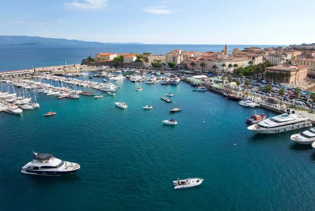 Vue aérienne du port avec un focus sur la ville d'Ajaccio