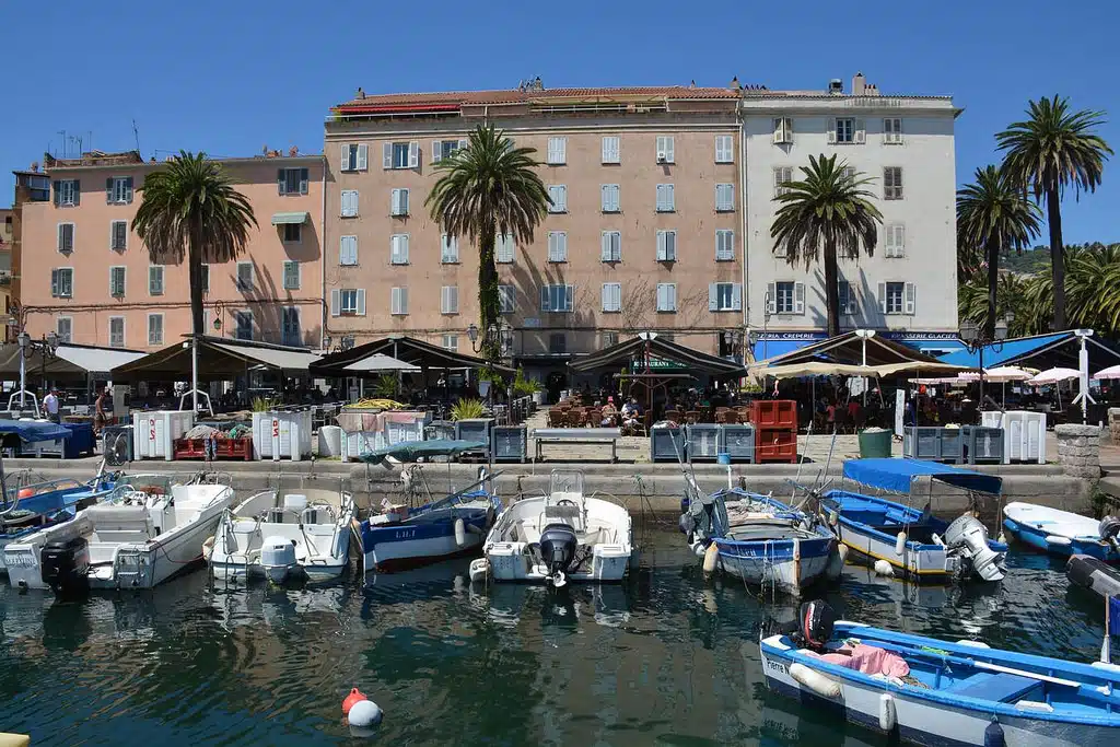 Vue des commerces à partir du port avec les petits bateaux amarés