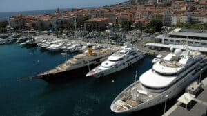 Vue aérienne du quai d'honneur Brancaleoni avec des bateaux de plaisance