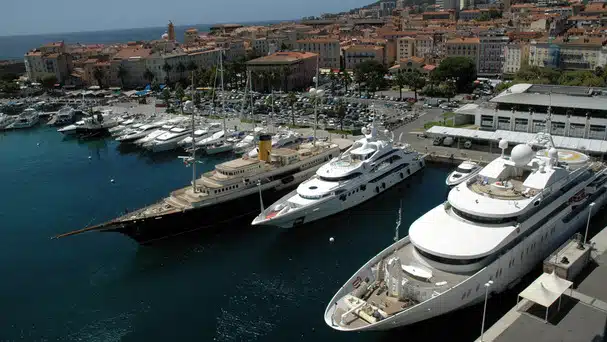 Vue aérienne du quai d'honneur Brancaleoni avec des bateaux de plaisance